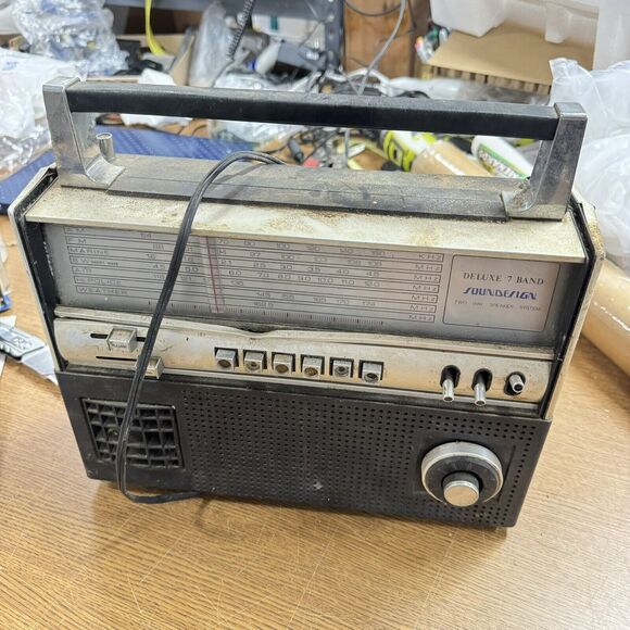 Vintage Soundesign 7 Band Model 2673 Portable Radio Not Fully Tested - HLBN